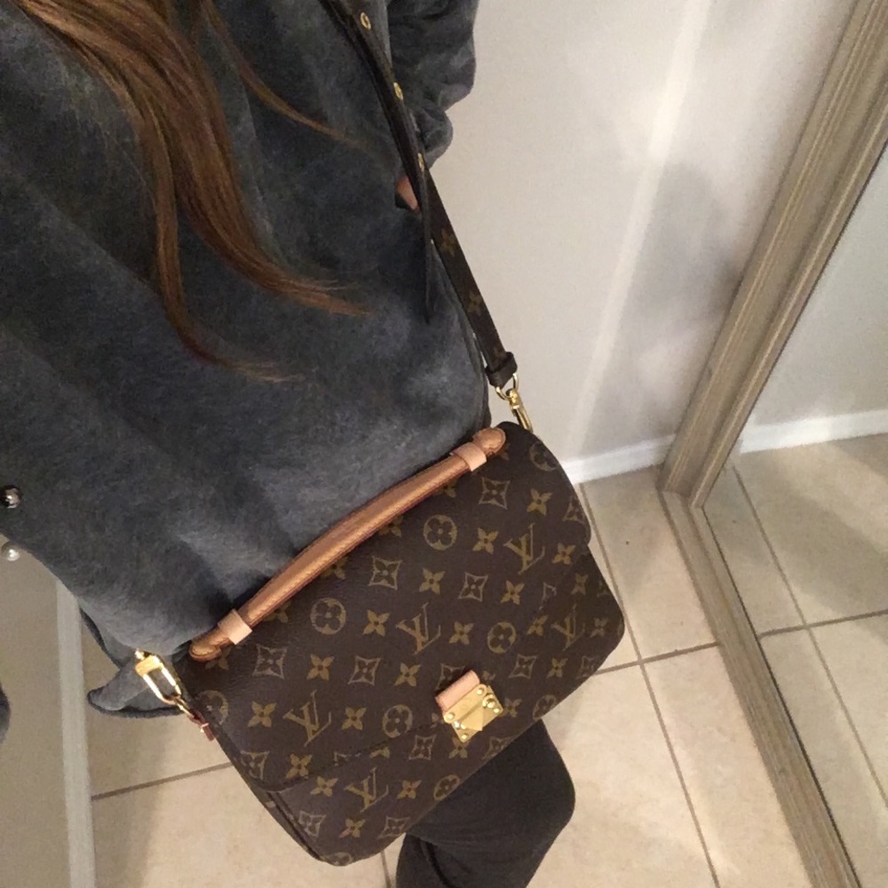 SOLD LV Pochette Metis Monogram - Picture 15 of 15